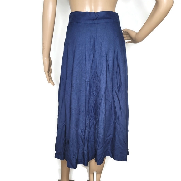 hunters run navy long skirt size 6. Fancy buttons. - Picture 5 of 7